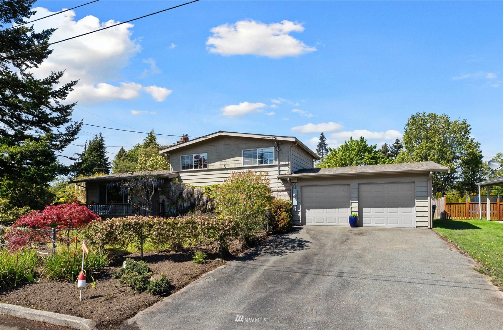 1005 Cascade Drive Edmonds, WA 98020 - Photo 4 of 22 a front view of a house with garden