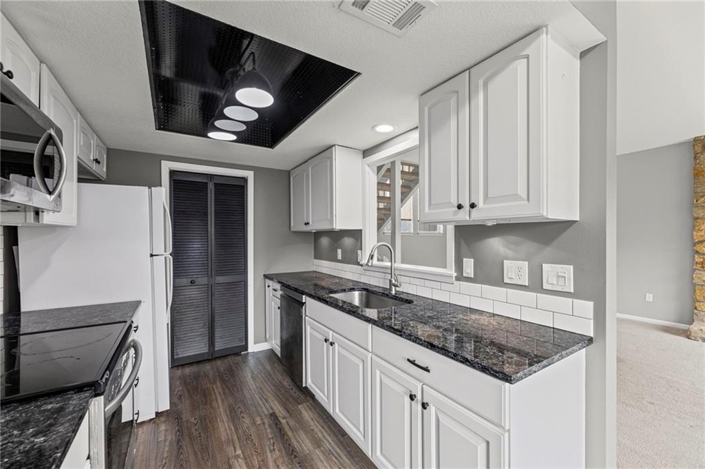 8058 Colony Lane Lenexa, KS 66215 - Photo 12 of 34