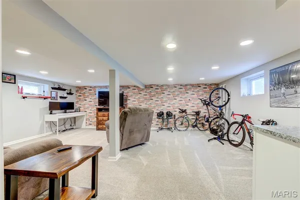 $389,900 | 6555 Mardel Avenue, St. Louis, MO 63109