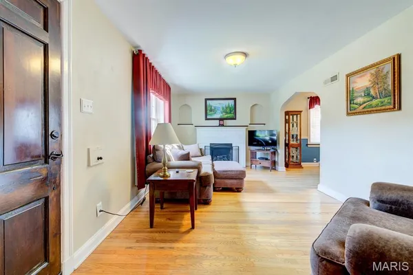 $389,900 | 6555 Mardel Avenue, St. Louis, MO 63109