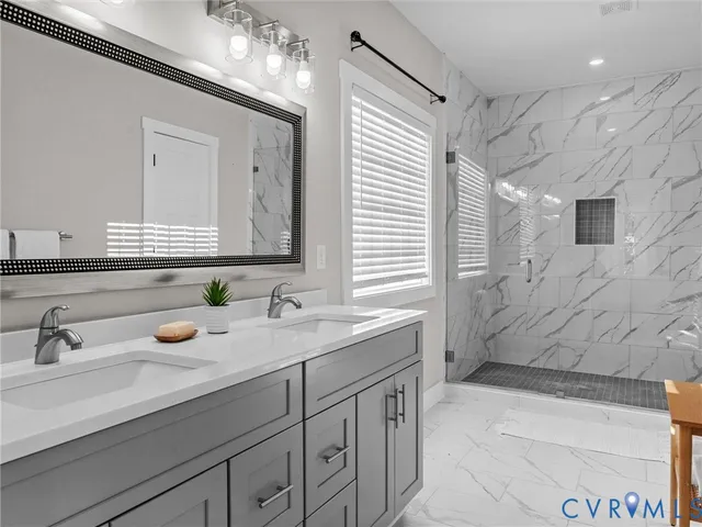 a en suite bathroom with double vanity sinks and a mirror