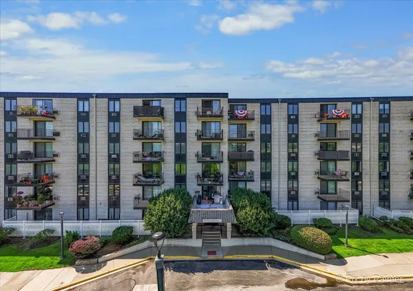 $289,900 | 9078 West Heathwood Drive, Unit 5K, Niles, IL 60714