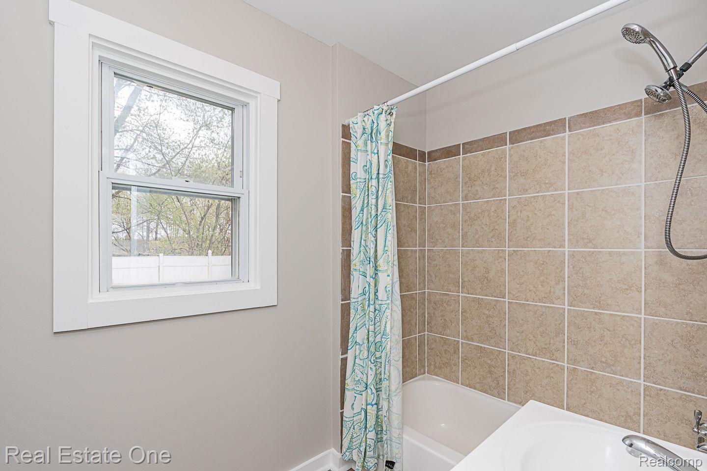 8522 Perry Road Atlas, MI 48411 - Photo 14 of 27 Bathroom - Tiled shower