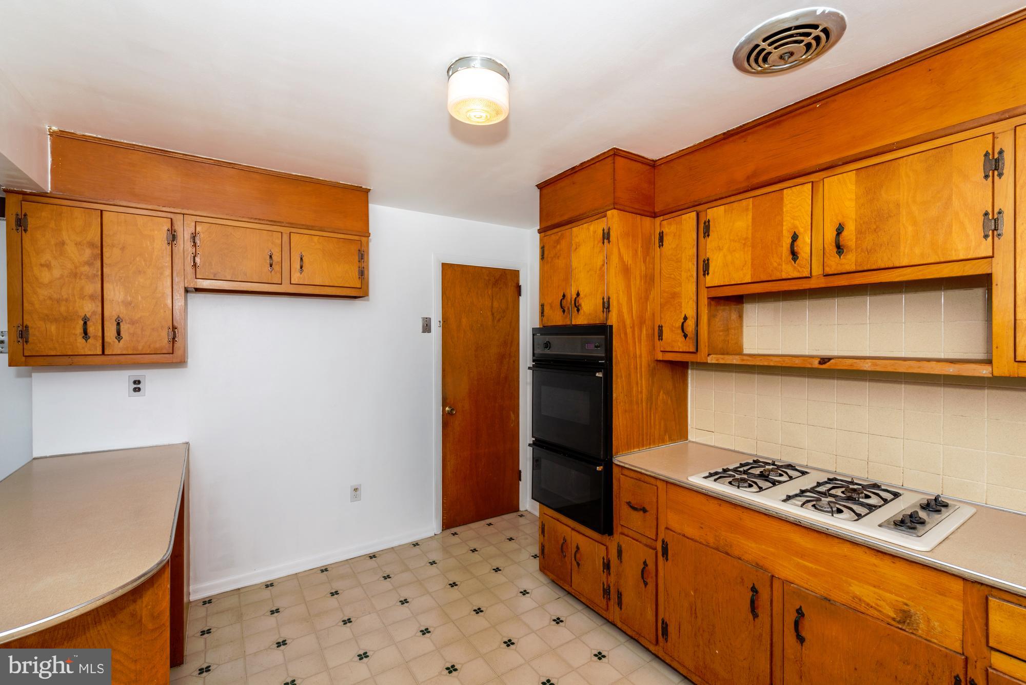 417 Winthrop Drive Lancaster, PA 17603 - Photo 11 of 28 Kitchen (3)