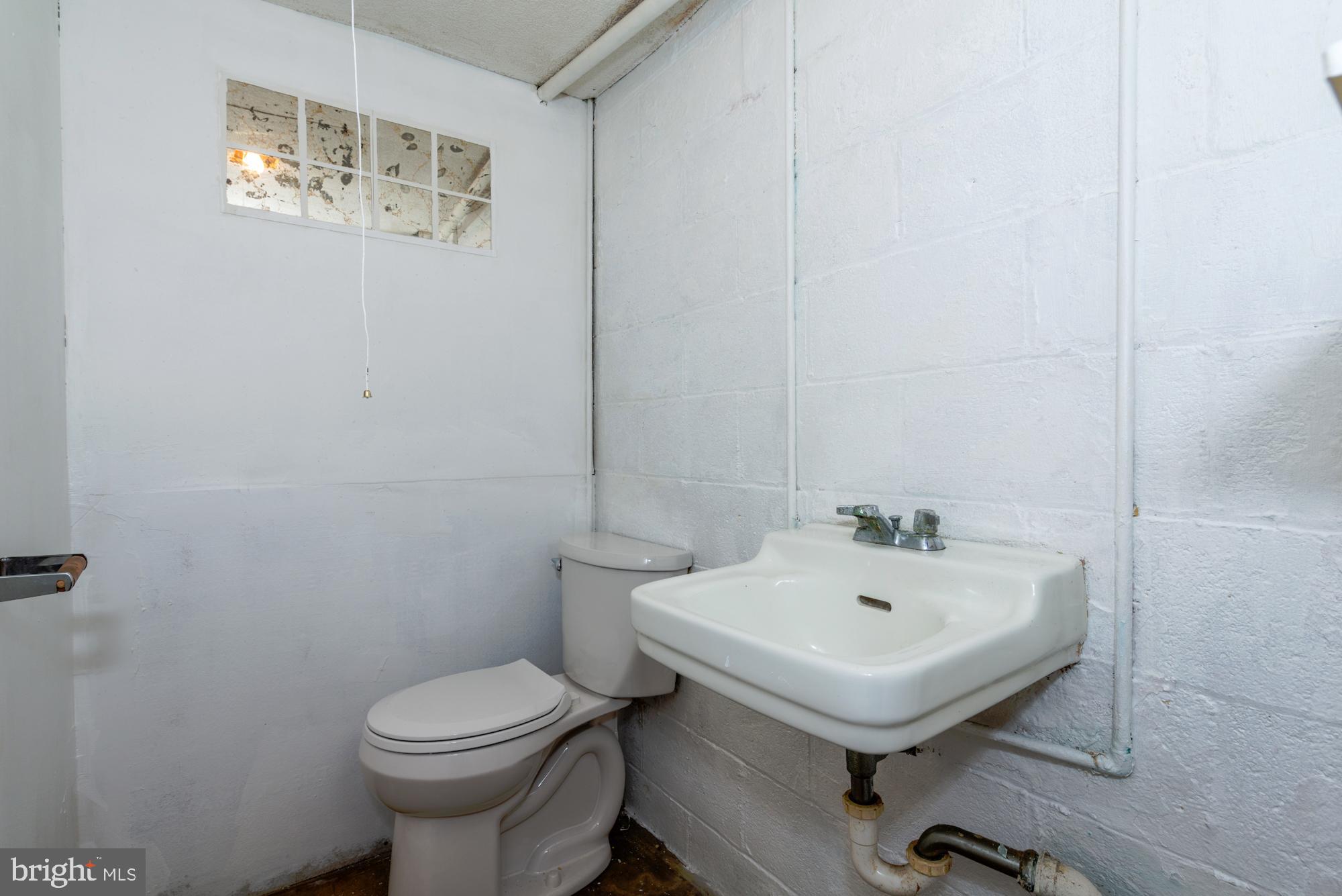 417 Winthrop Drive Lancaster, PA 17603 - Photo 13 of 28 Powder Room