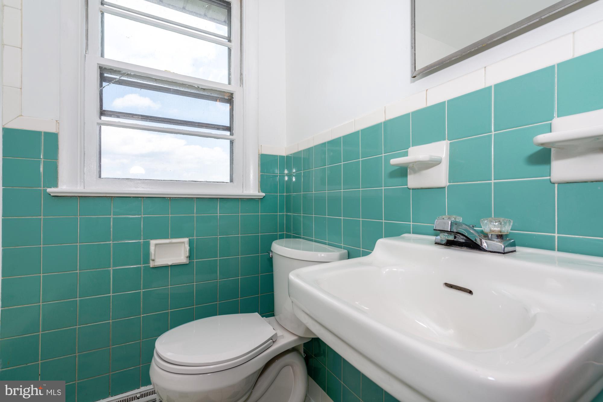 417 Winthrop Drive Lancaster, PA 17603 - Photo 19 of 28 Bathroom