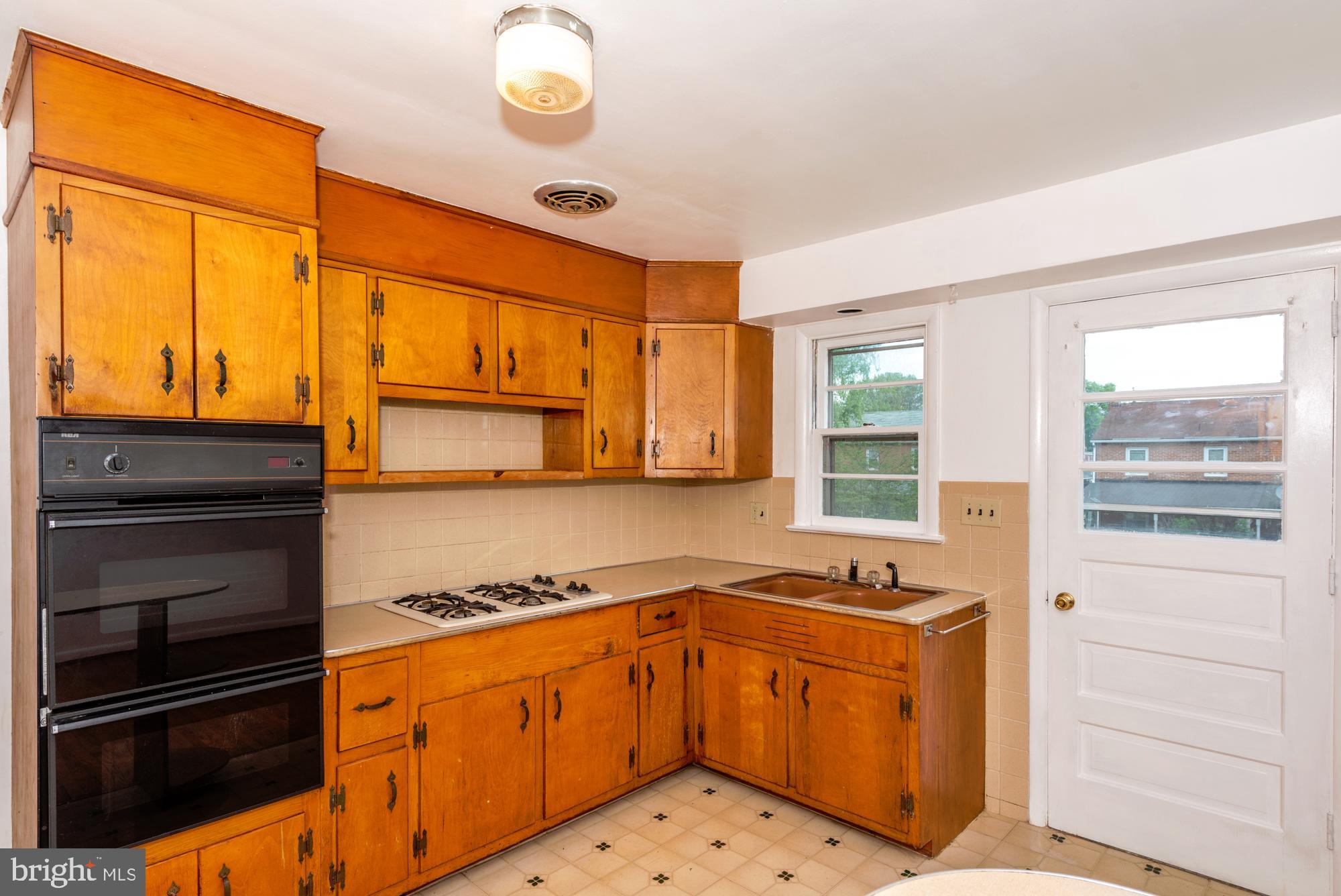 417 Winthrop Drive Lancaster, PA 17603 - Photo 9 of 28 Kitchen