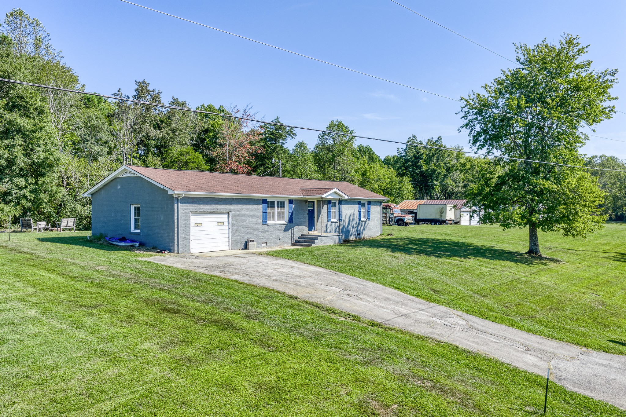 4871 New Window Cliff Road Baxter, TN 38544 - Photo 21 of 26 a front view of house with yard and trees