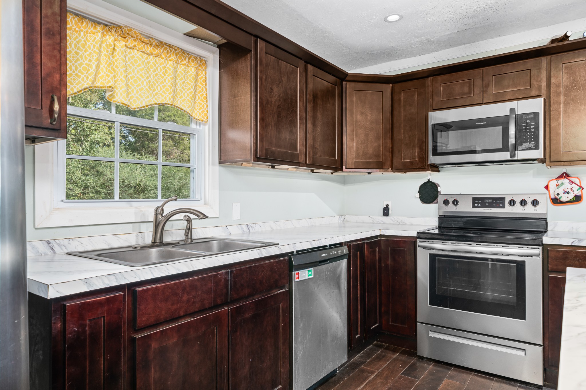 4871 New Window Cliff Road Baxter, TN 38544 - Photo 9 of 26 a kitchen with a sink stove and microwave