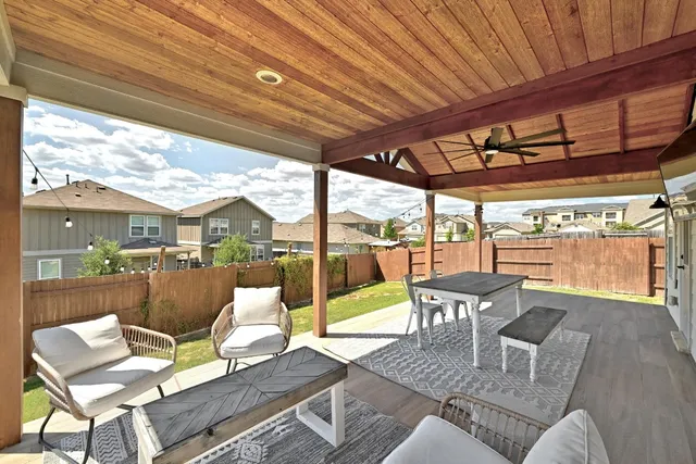 a view of a backyard