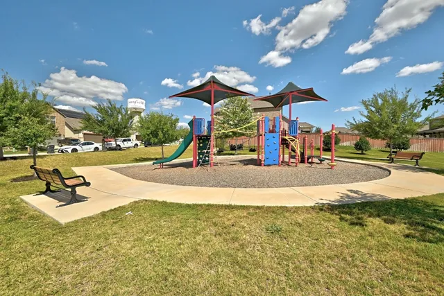 a view of a backyard