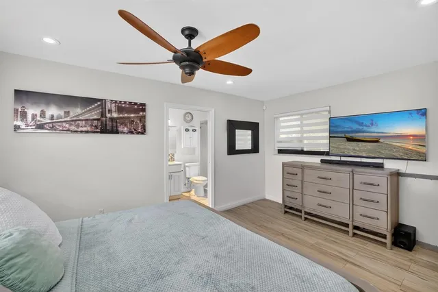 a view of a livingroom with furniture and a ceiling fan