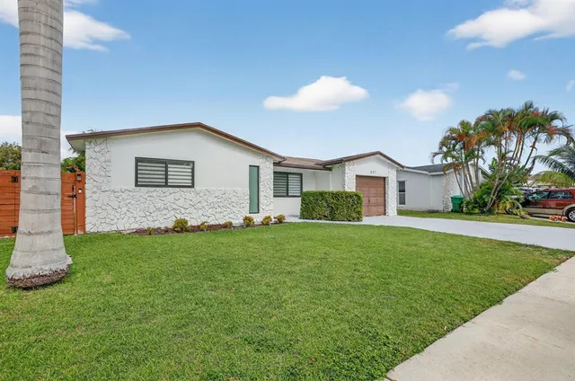 a view of a house with a backyard