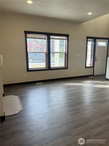 $2,295 | 3323 Hoyt Avenue, Unit B, Everett, WA 98201