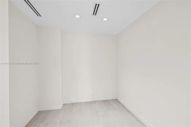 $530,000 | 5700 Collins Avenue, Unit 7A, Miami Beach, FL 33140