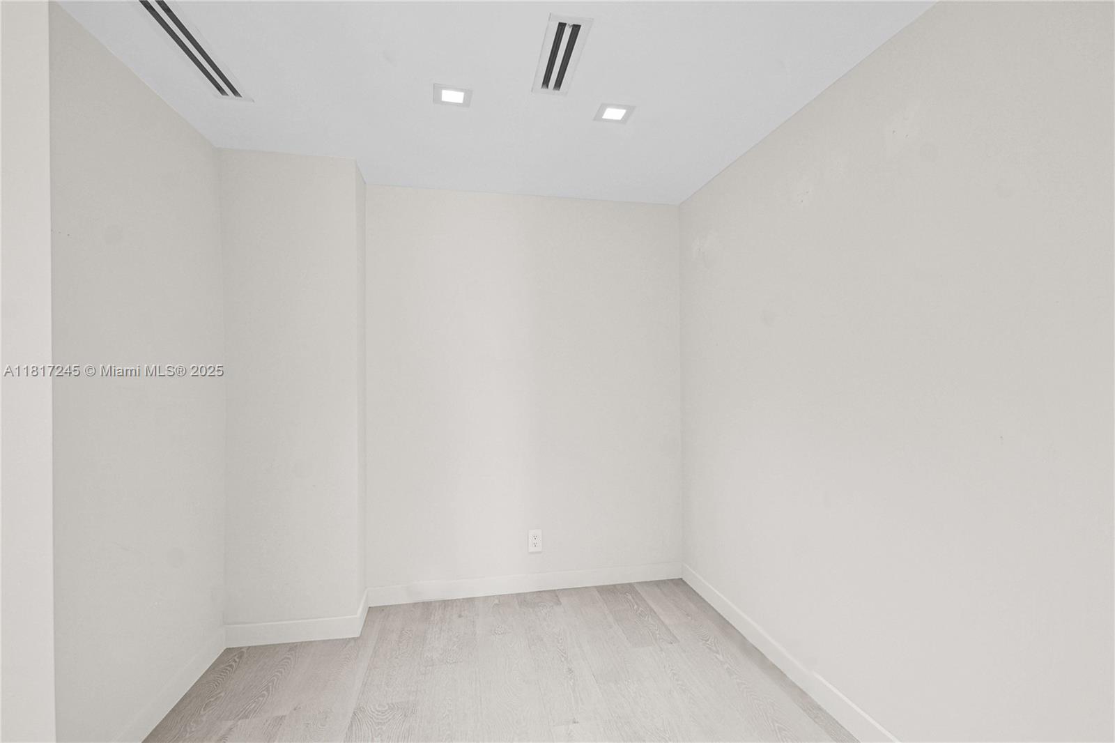 5700 Collins Avenue, Unit 7A Miami Beach, FL 33140 - Photo 7 of 18