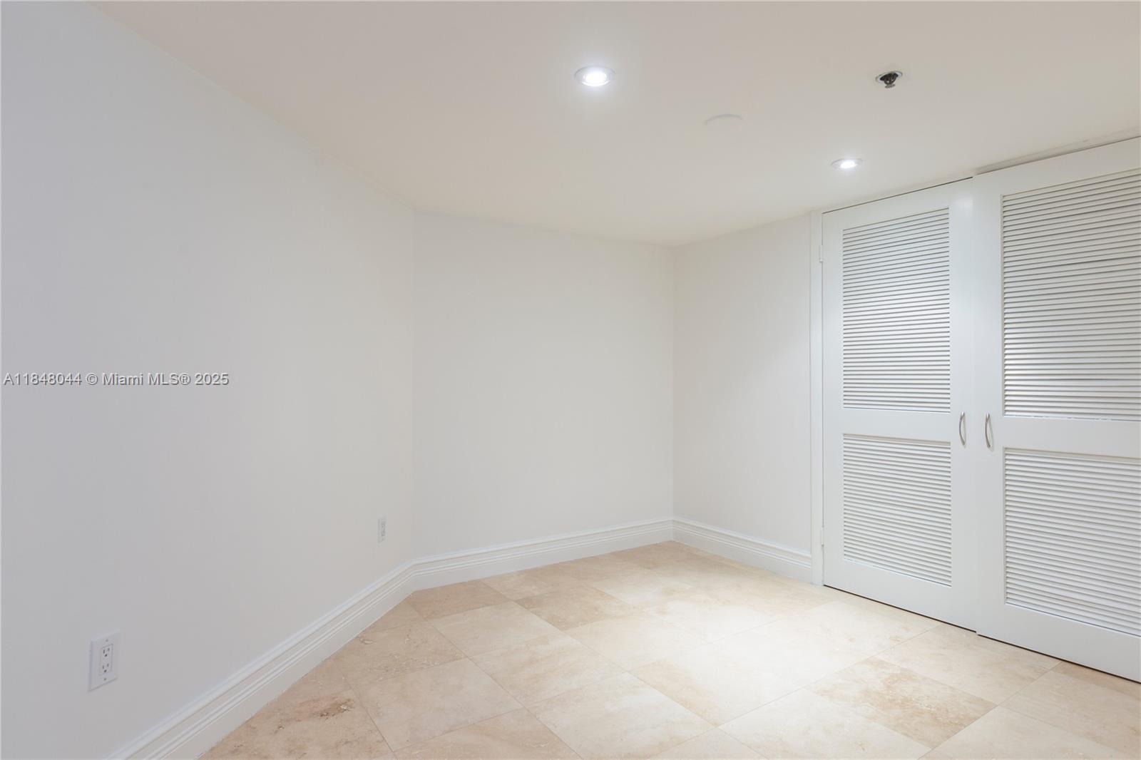 251 Crandon Boulevard, Unit 243 Key Biscayne, FL 33149 - Photo 15 of 23 a view of empty room