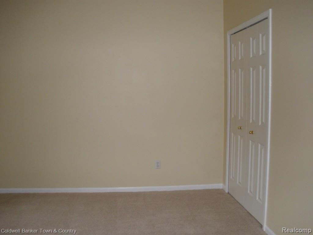 850 Ridgeside Drive, Unit 2 Milford, MI 48381 - Photo 17 of 20 PA160915.jpg