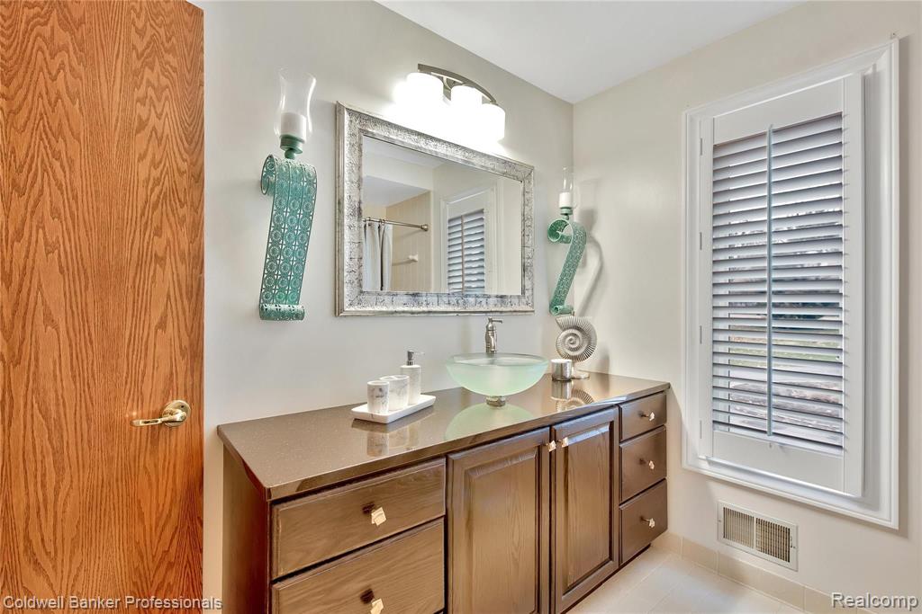 135 West Hickory Grove Road Bloomfield Hills, MI 48304 - Photo 22 of 42