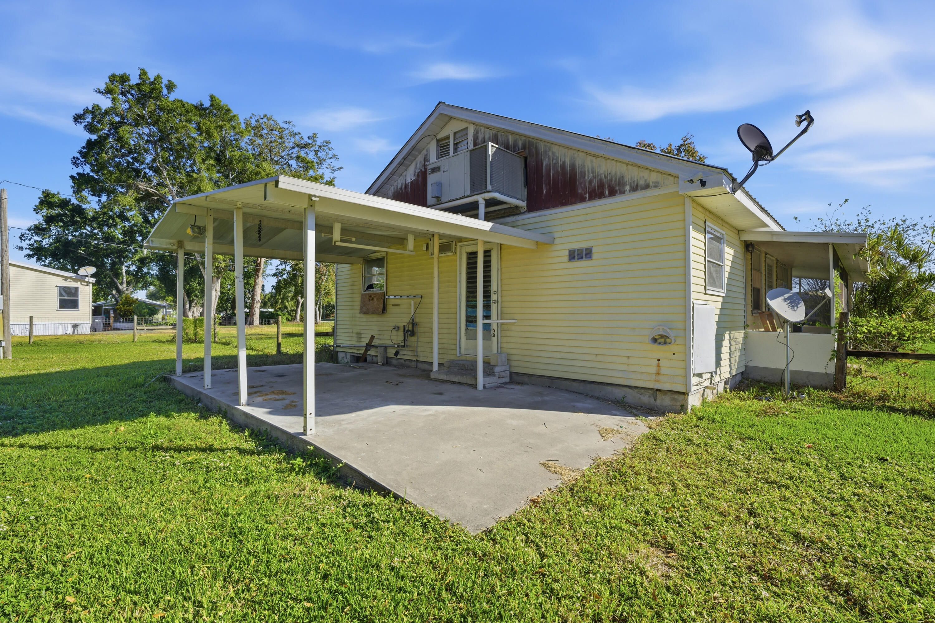 3765 Southwest 13th Terrace Okeechobee, FL 34974 - Photo 5 of 10 a front view of a house with garden