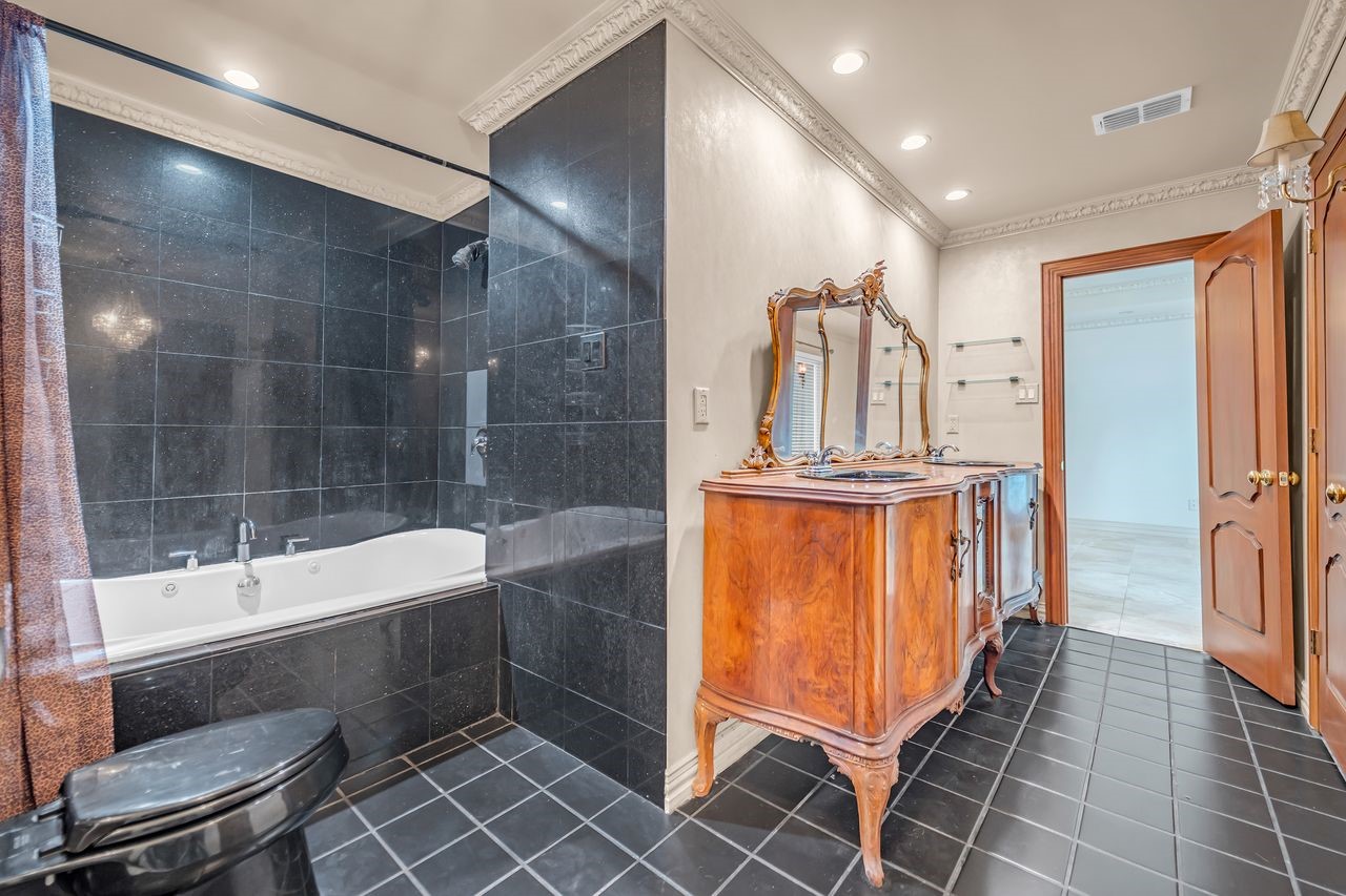 18815 Whitewood Drive Spring, TX 77373 - Photo 20 of 46 Primary bathroom
