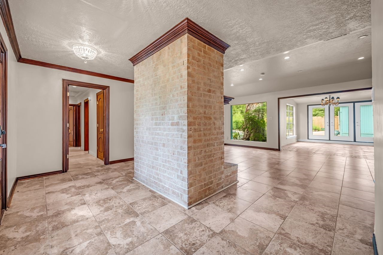 18815 Whitewood Drive Spring, TX 77373 - Photo 6 of 46 Family room