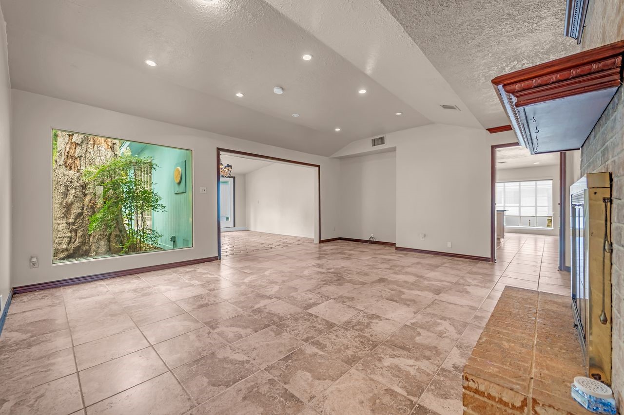 18815 Whitewood Drive Spring, TX 77373 - Photo 7 of 46 Family room