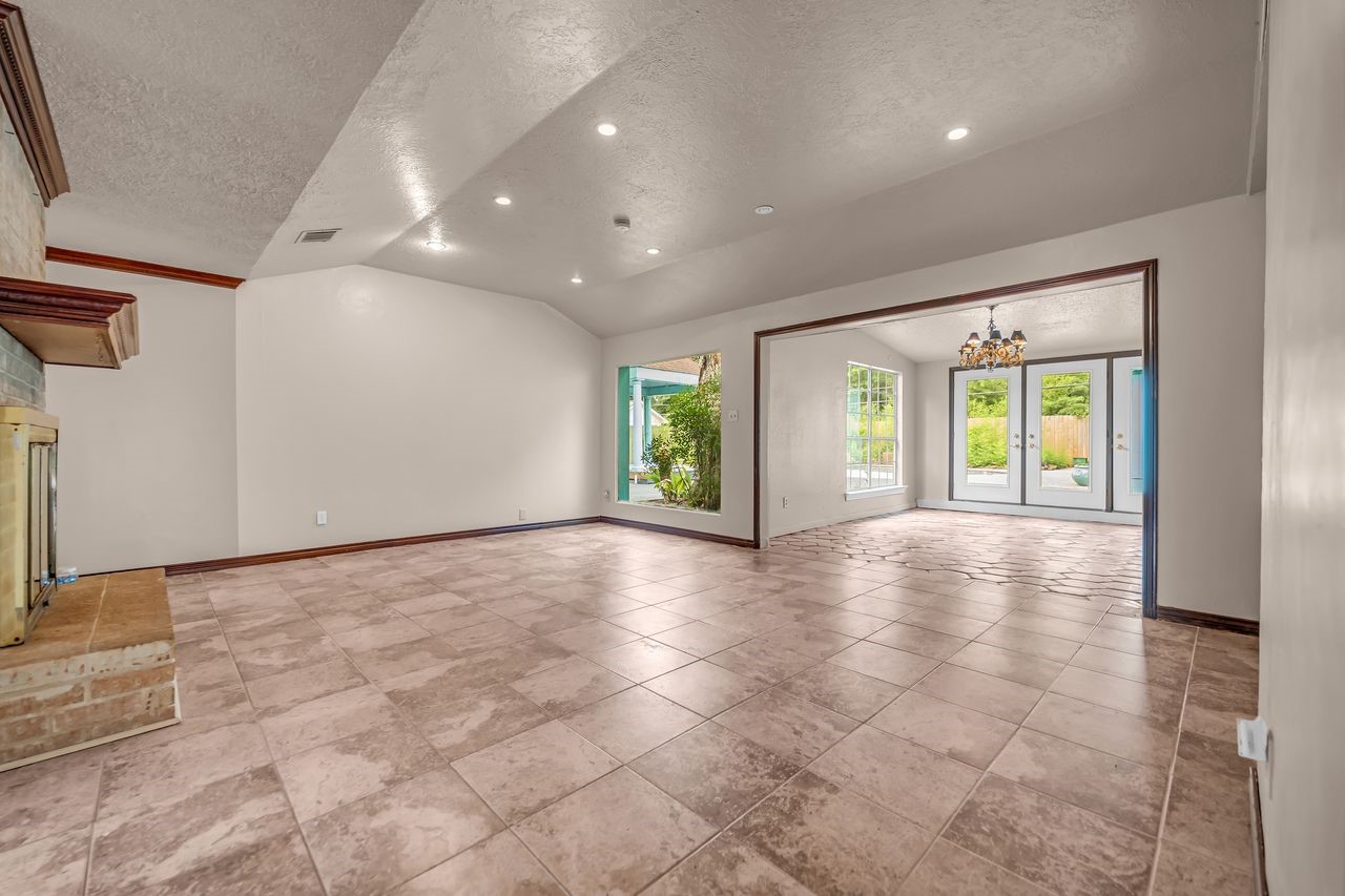 18815 Whitewood Drive Spring, TX 77373 - Photo 8 of 46 Family room