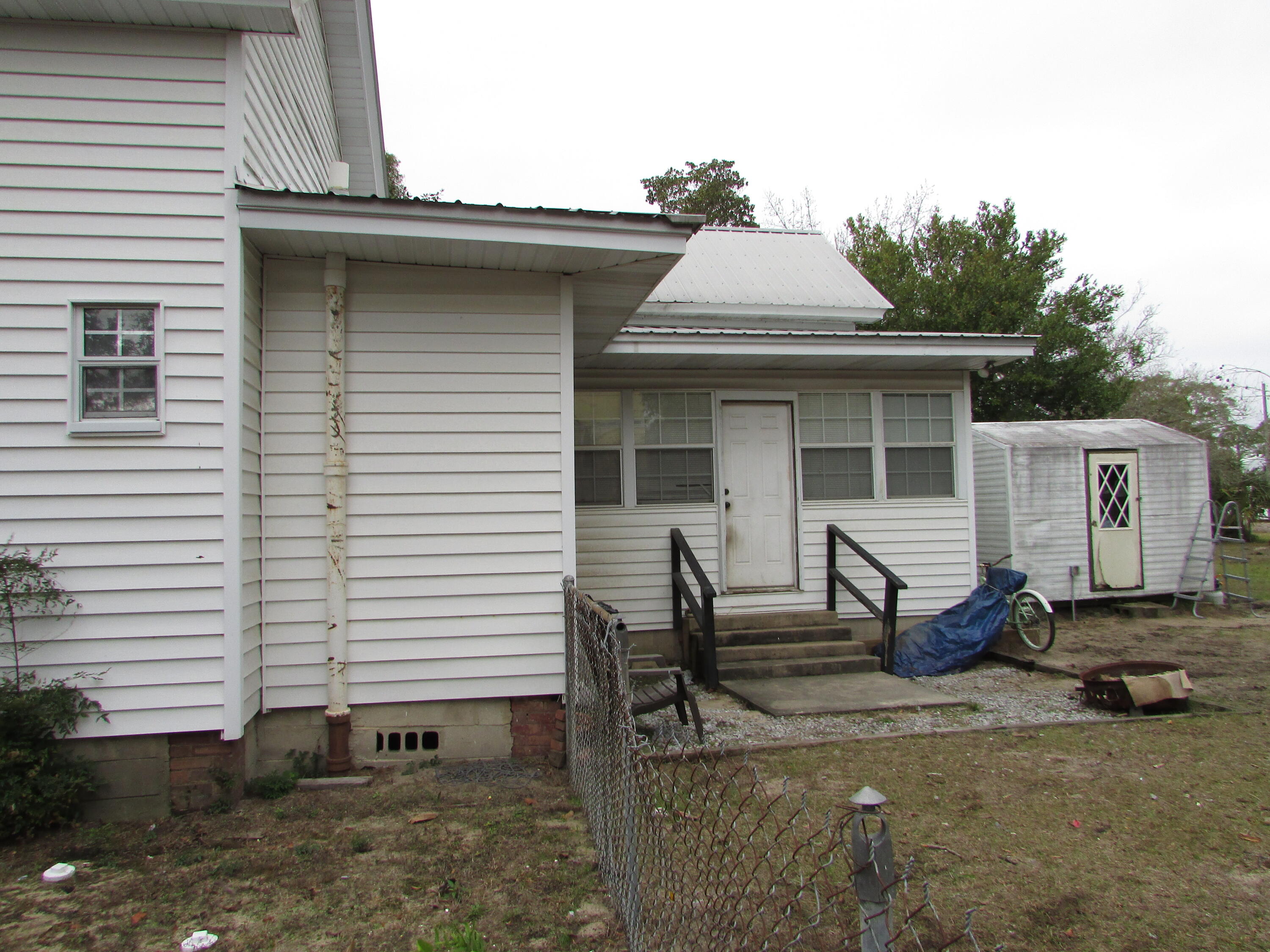 64 Live Oak Avenue West DeFuniak Springs, FL 32435 - Photo 13 of 20 a view of a patio with table and chairs and wooden fence