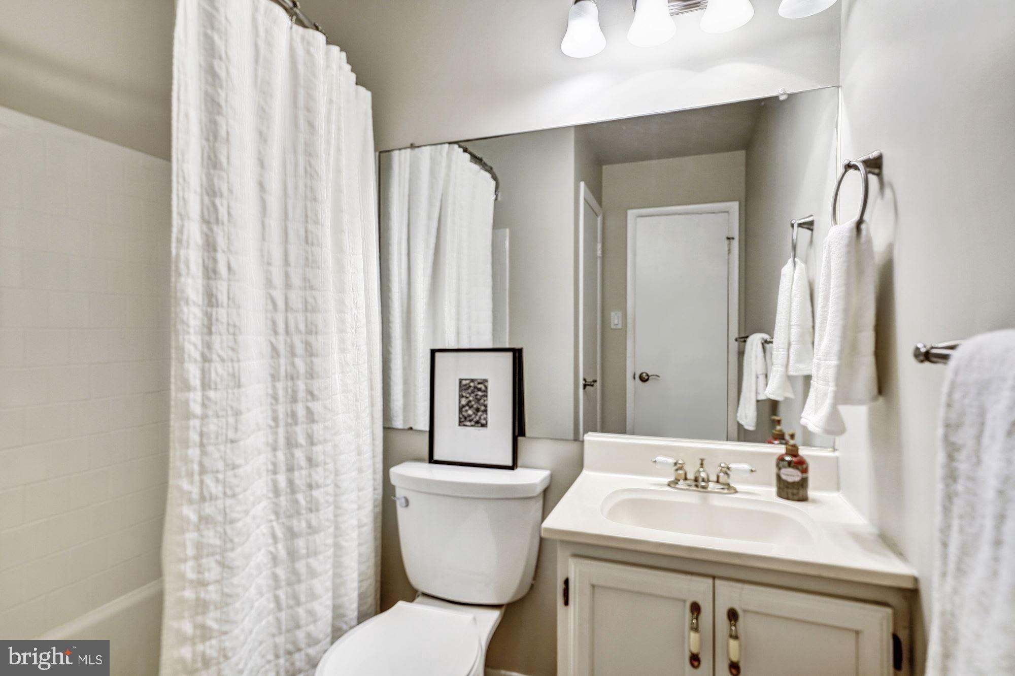 3409 Ramsgate Terrace Alexandria, VA 22309 - Photo 15 of 43 Main level hall full bath