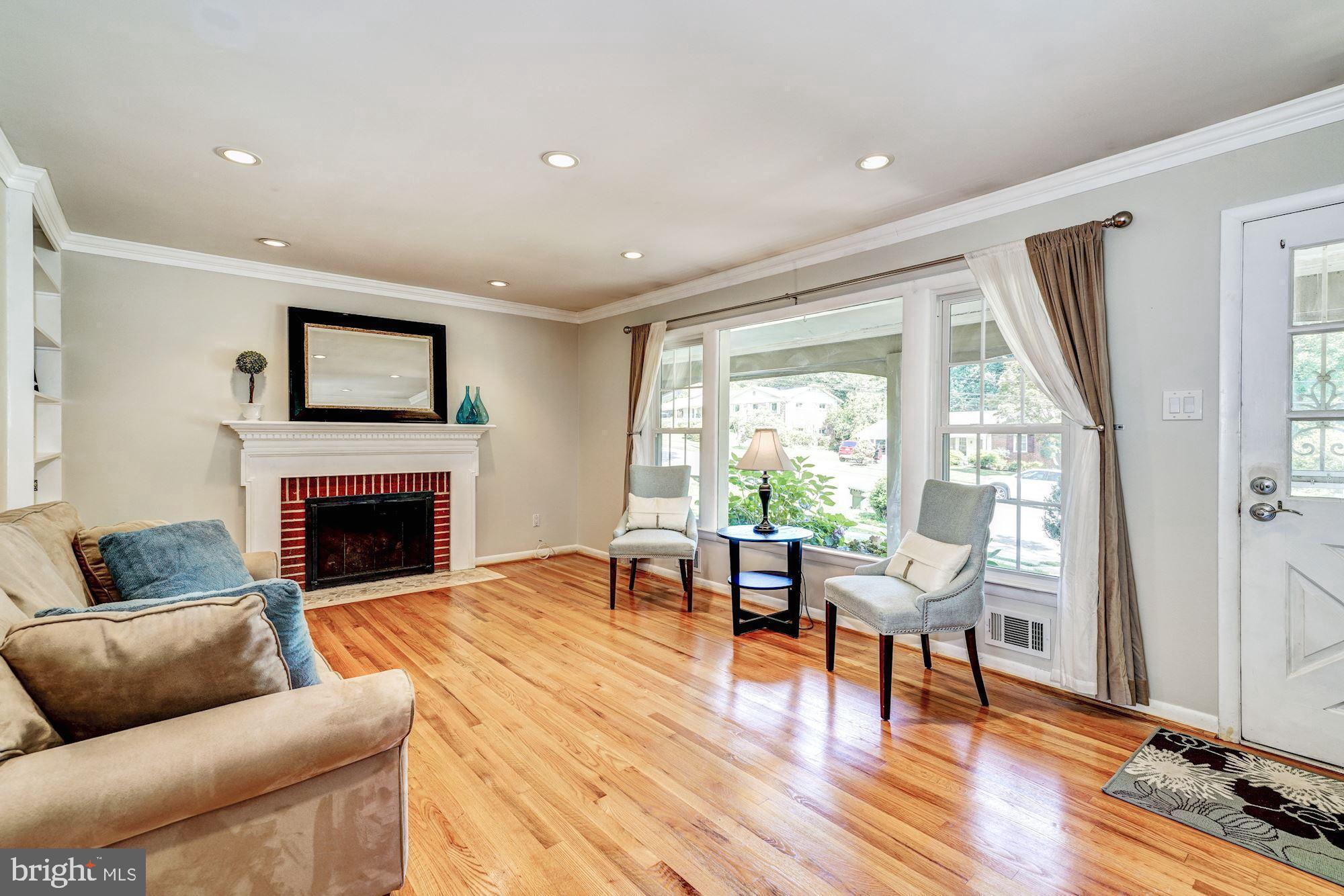 3409 Ramsgate Terrace Alexandria, VA 22309 - Photo 3 of 43 Gorgeous Living Rm w/ built-ins, and bay window