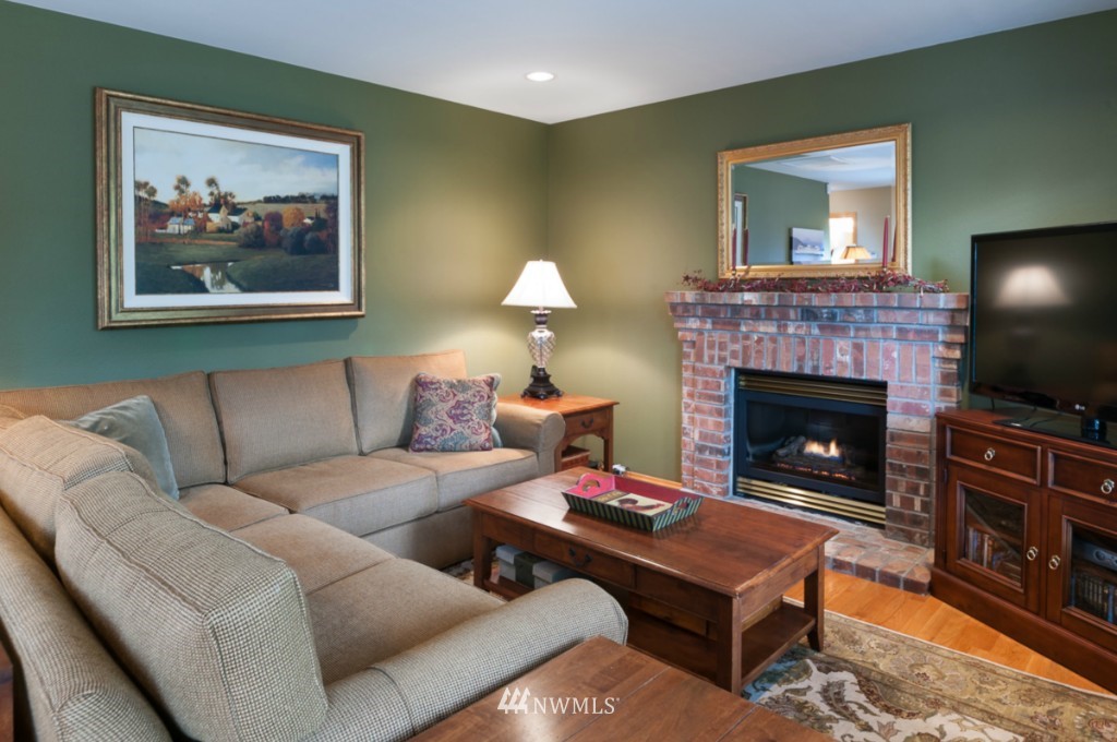 4627 Northeast 7th Place Renton, WA 98059 - Photo 4 of 16