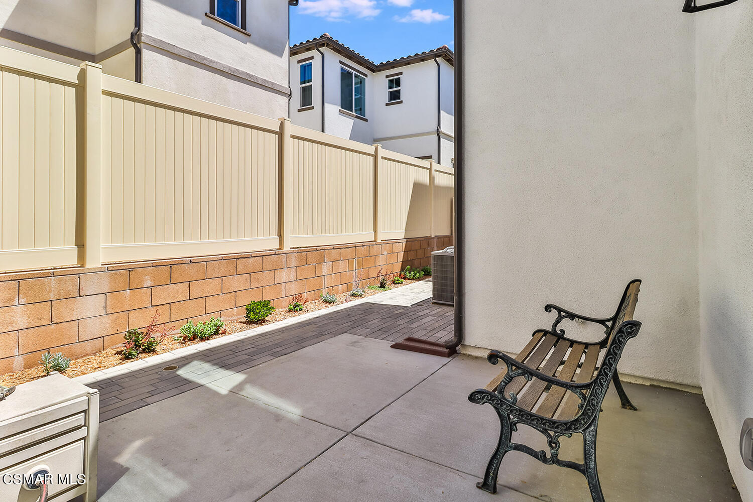 3068 Harrison Lane Simi Valley, CA 93065 - Photo 40 of 48 a bathroom with a bathtub and next to a window