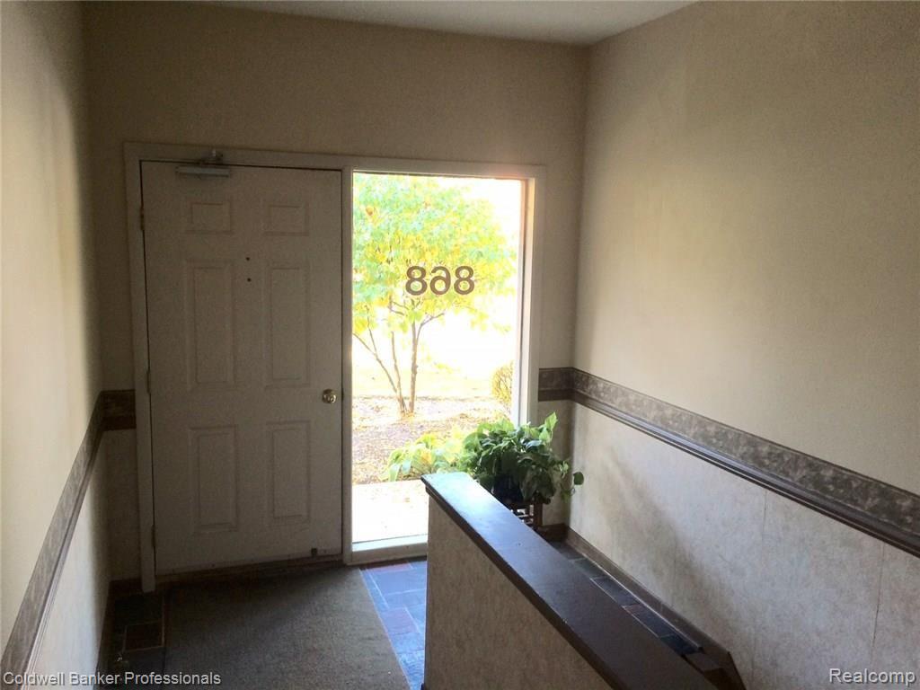 868 North Adams Road, Unit 37 Birmingham, MI 48009 - Photo 21 of 23 Front vestibule.jpg