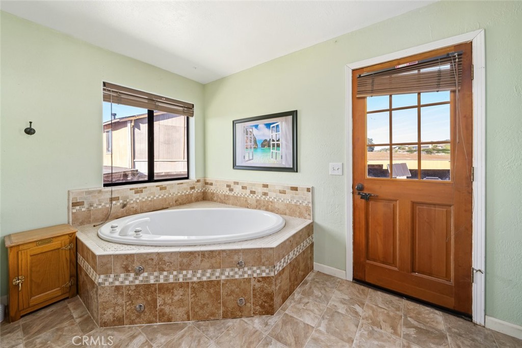 330 East Ormonde Road Arroyo Grande, CA 93420 - Photo 21 of 56 a spacious bathroom with a tub sink and mirror