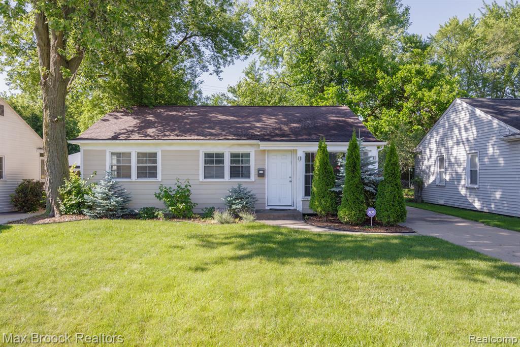 15711 West 14 Mile Road Franklin, MI 48025 - Photo 1 of 18
