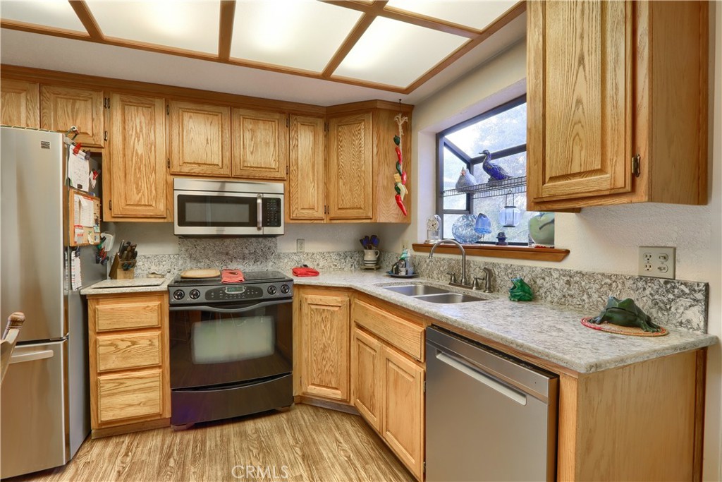 3692 Manzanita Road Mariposa, CA 95338 - Photo 12 of 71 Great kitchen with a garden window!