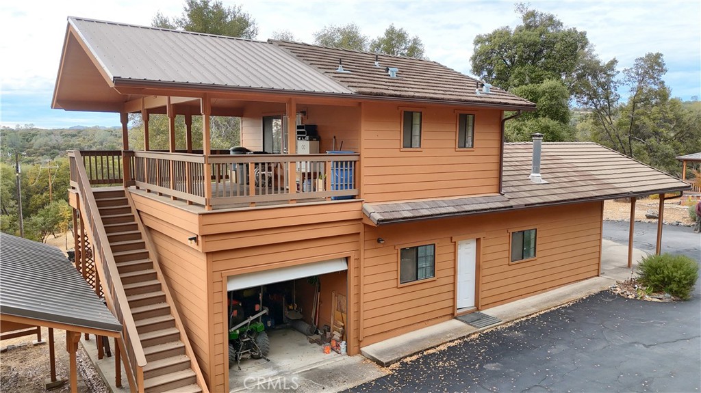 3692 Manzanita Road Mariposa, CA 95338 - Photo 44 of 71 a view of a house with a balcony
