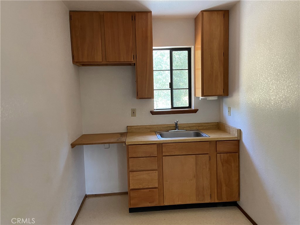 3692 Manzanita Road Mariposa, CA 95338 - Photo 49 of 71 a utility room with two washing machine and a sink