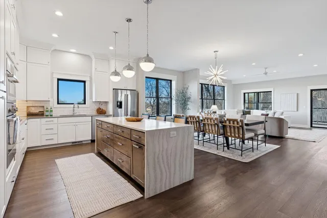 $824,900 | 5754 Shady Oak Road, Unit 1, Minnetonka, MN 55343