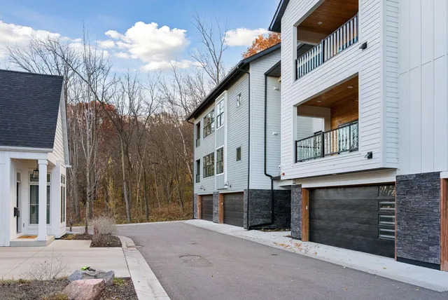 $824,900 | 5754 Shady Oak Road, Unit 1, Minnetonka, MN 55343