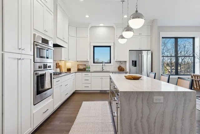 $824,900 | 5754 Shady Oak Road, Unit 1, Minnetonka, MN 55343