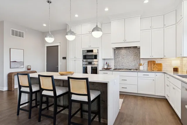 $824,900 | 5754 Shady Oak Road, Unit 1, Minnetonka, MN 55343