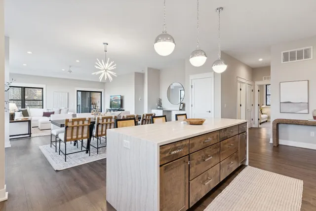 $824,900 | 5754 Shady Oak Road, Unit 1, Minnetonka, MN 55343