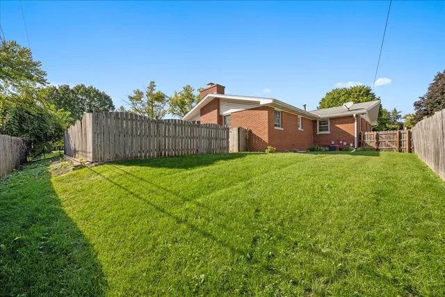 a view of a backyard