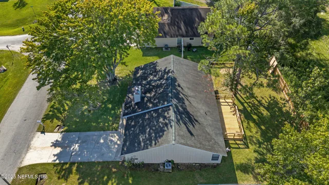 a view of a back yard from a fountain