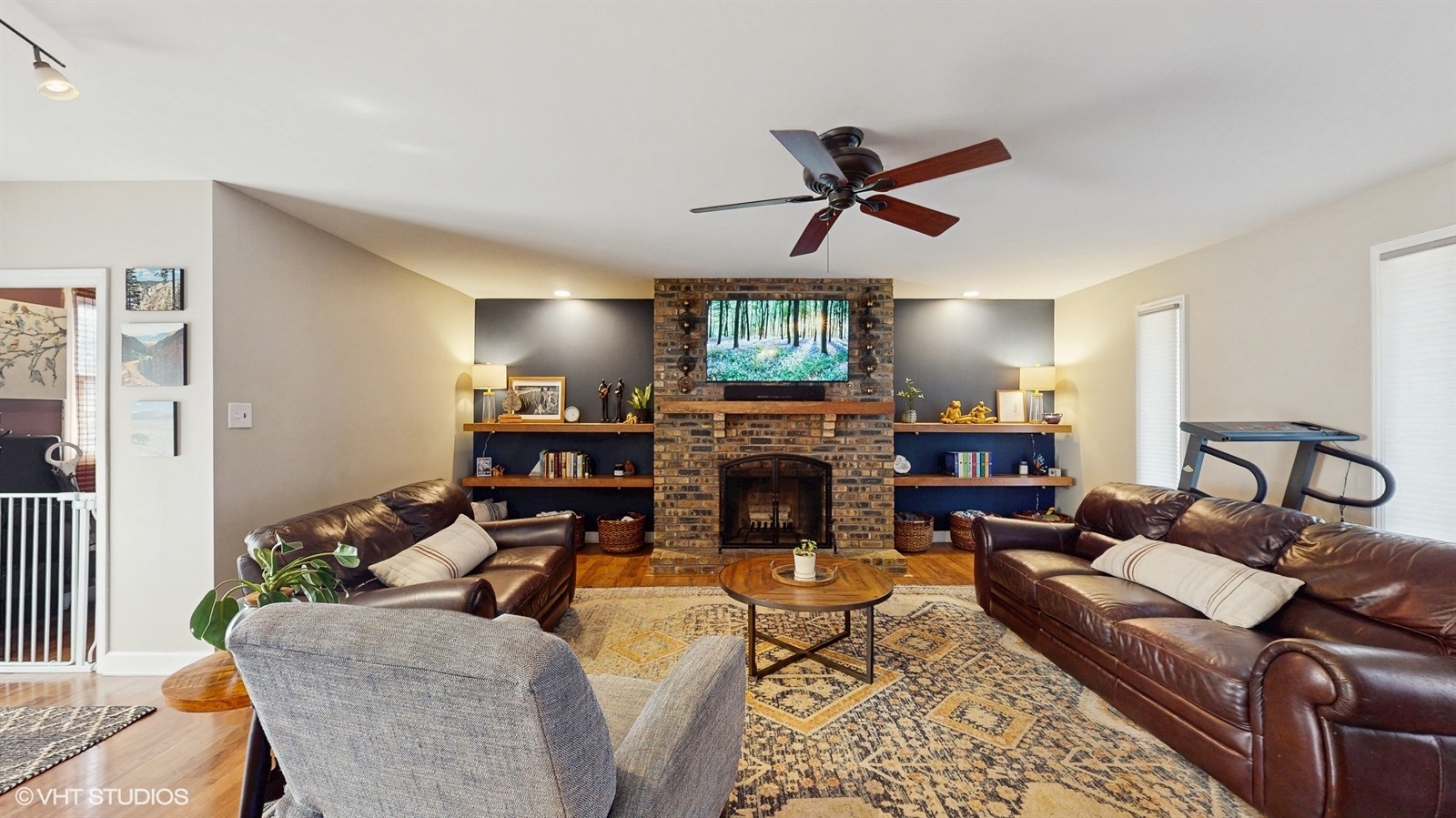 6040 Puffer Road Downers Grove, IL 60516 - Photo 4 of 29 a living room with furniture and a large window