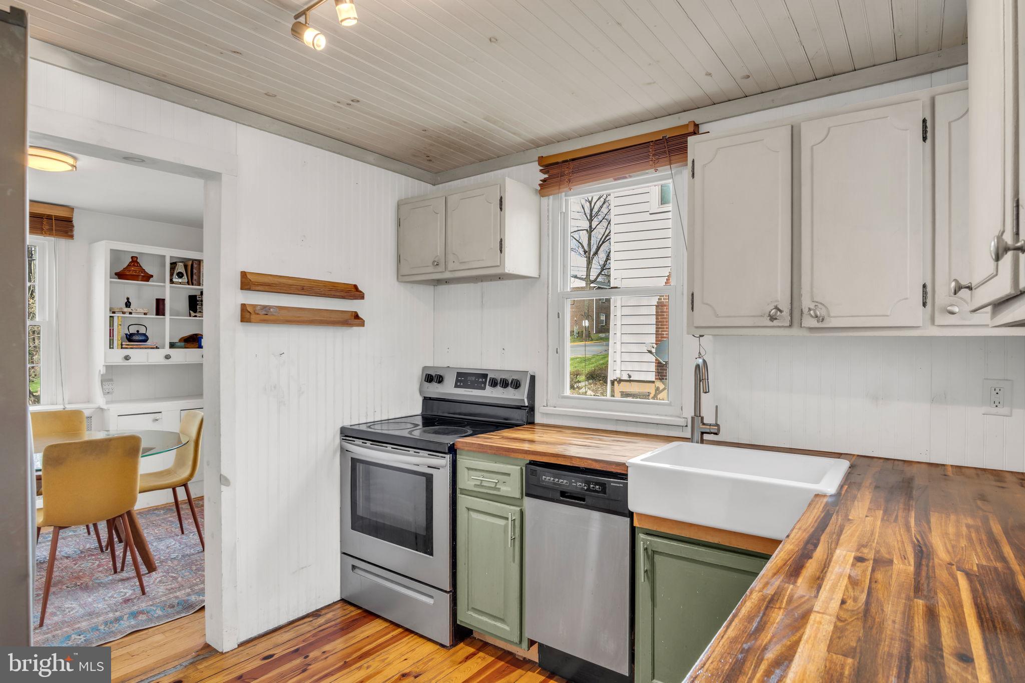 916 North Spring Street Middletown, PA 17057 - Photo 11 of 32 a kitchen with cabinets a sink and appliances