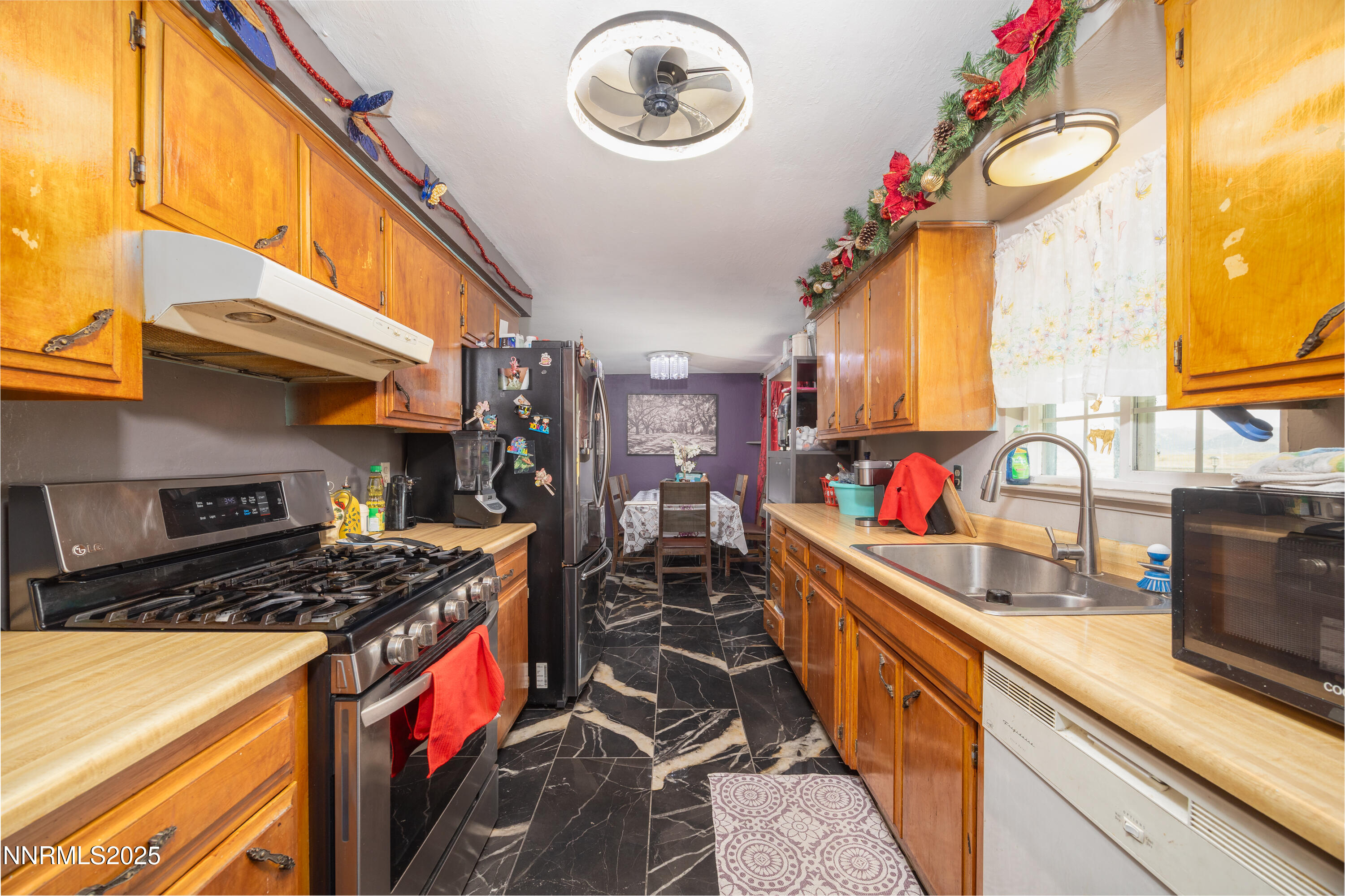 11605 Lemmon Drive Reno, NV 89506 - Photo 2 of 18 a kitchen that has a lot of cabinets in it