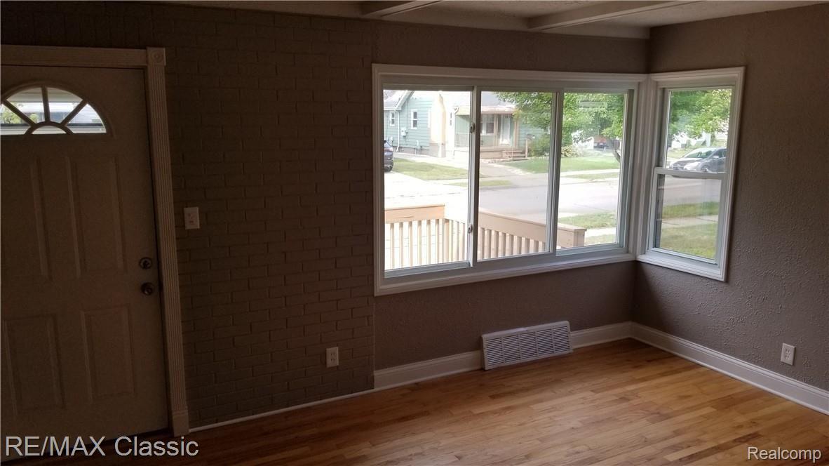 322 Roth Boulevard Clawson, MI 48017 - Photo 6 of 41 6.jpg